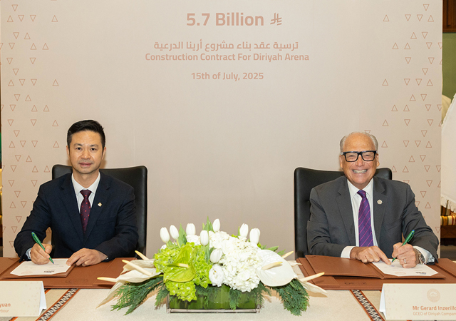 Yang Zhiyuan, CEO of China Harbour Engineering Company (Middle East), and Inzerillo sign the contract for Diriyah Arena.
